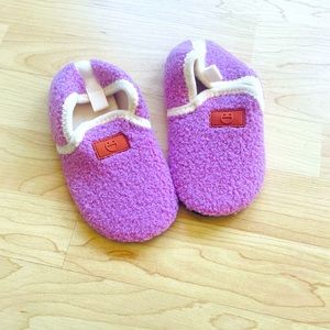 NWT Girls pink slippers